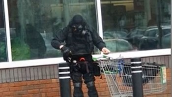 Αγγλία: Άνδρας κυκλοφορεί με ειδική στολή και μέτρο για να κρατάει τη σωστή απόσταση – ΒΙΝΤΕΟ