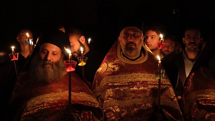 Το διαδικτυακό κάλεσμα για το βράδυ της Αναστάσεως: Βγαίνουμε με τις λαμπάδες στα μπαλκόνια μας – ΦΩΤΟ