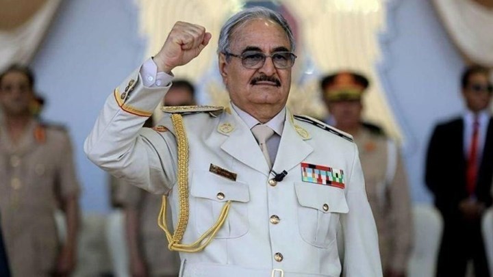 Ο στρατάρχης Χαλίφα Χαφτάρ δηλώνει ότι έλαβε την «λαϊκή εντολή» να κυβερνήσει τη Λιβύη