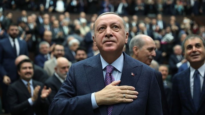 Τουρκία: Ο Ερντογάν προσφέρει μισθούς 80.000 ευρώ στο ταμείο κατά του κορονοϊού