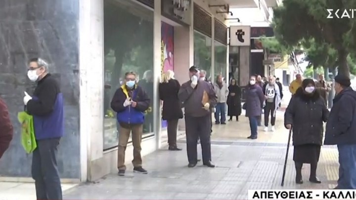 Ουρές και σήμερα έξω από τις τράπεζες – ΒΙΝΤΕΟ