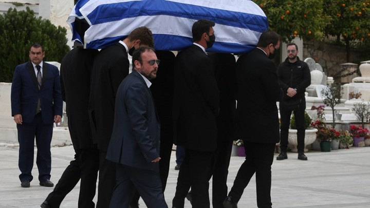 Το “ύστατο χαίρε” στον Μανώλη Γλέζο – Καλυμμένο με τη γαλανόλευκη το φέρετρό του – ΦΩΤΟ