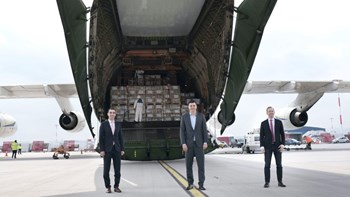 Κορονοϊός: 80 τόνοι υγειονομικού υλικού στο “Ελ. Βενιζέλος” – Παρελήφθησαν από τον Κικίλια