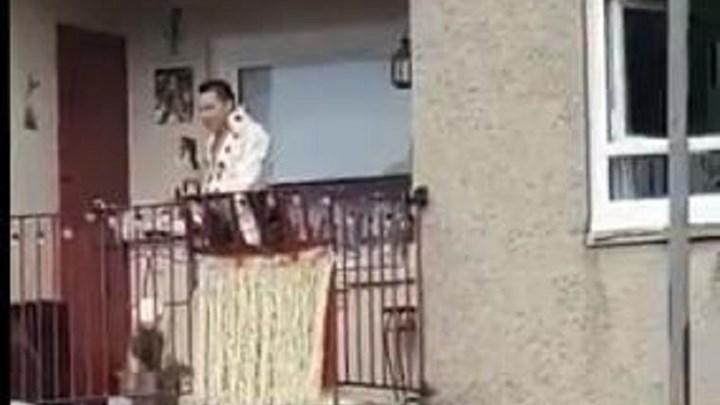 Σκωτία: Καντάδα από σωσία του Έλβις – Η αστυνομία δεν εκτίμησε τη “συναυλία” του -ΒΙΝΤΕΟ