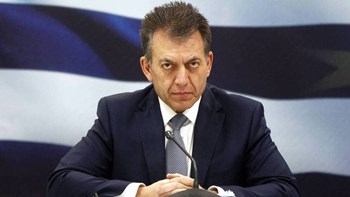 Βρούτσης: Δεν υπάρχει ενδεχόμενο μειώσεων σε μισθούς και συντάξεις – Τι είπε για τα 800 ευρώ