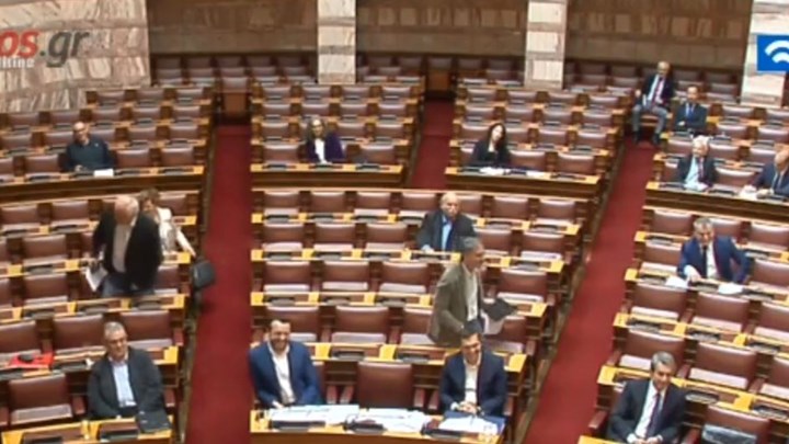 Γιατί ο Τασούλας κάλεσε τον Τσακαλώτο να…καθίσει στα έδρανα της ΝΔ – ΒΙΝΤΕΟ