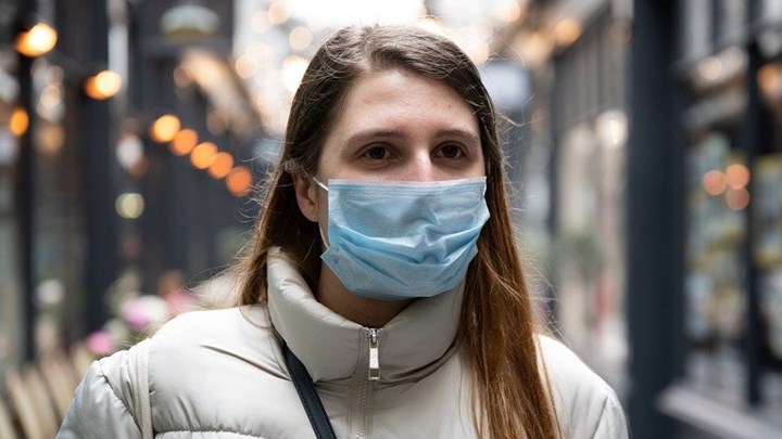 Κορονοϊός-ΠΟΥ: Οι νέοι κινδυνεύουν εξίσου από τον ιό