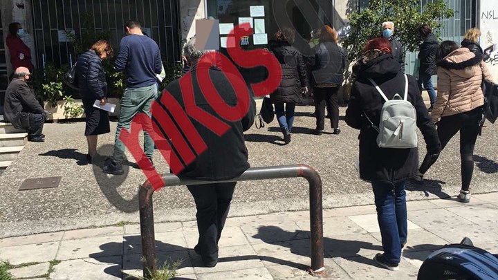 Κορονοϊός-Αμπελόκηποι: Ουρές έξω από φαρμακείο του ΕΟΠΥΥ –  ΦΩΤΟ αναγνώστη