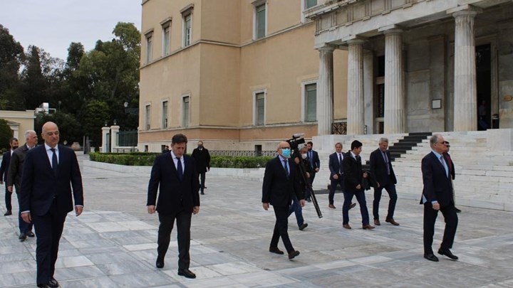 Η Βουλή φωταγωγείται στα χρώματα της Ιταλίας – Συμβολική τελετή στο ΥΠΕΞ