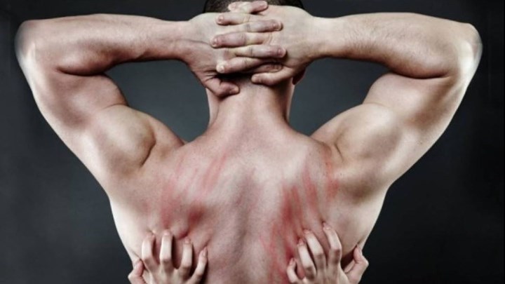 Οι Έλληνες μένουν σπίτι και το ρίχνουν στις ερωτικές ταινίες