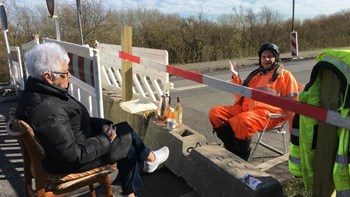 Κορονοϊός: Δύο 80χρονοι ζουν τον έρωτά τους παρά τις απαγορεύσεις – ΒΙΝΤΕΟ