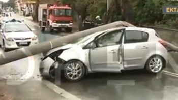 Τροχαίο στη Λαυρίου: Αυτοκίνητο “καρφώθηκε” σε κολόνα  – Άγιο είχε ο οδηγός