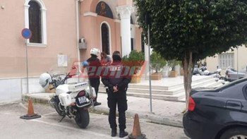 Κορονοϊός – Πάτρα: Αστυνομικοί απομάκρυναν πιστούς που είχαν συγκεντρωθεί έξω από εκκλησία – ΦΩΤΟ