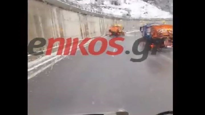 Κακοκαιρία: Εκχιονιστικά καθαρίζουν την Εγνατία Οδό – ΒΙΝΤΕΟ αναγνώστη