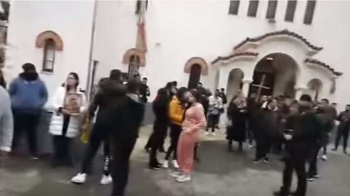 Συγκέντρωση 100 ατόμων έξω από εκκλησία στην Αγία Βαρβάρα – Μία σύλληψη