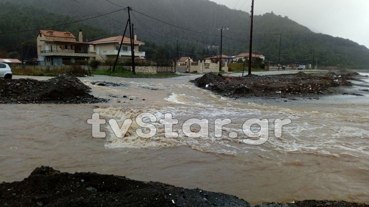 Κακοκαιρία: Πλημμύρισε το χωριό Πήλι στην Εύβοια – Αποκλείστηκαν 15 οικογένειες – ΦΩΤΟ