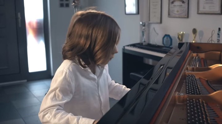 Κορονοϊός-Viral: Ο 7χρονος Στέλιος Κερασίδης δημιούργησε το συγκινητικό «βαλς της απομόνωσης»