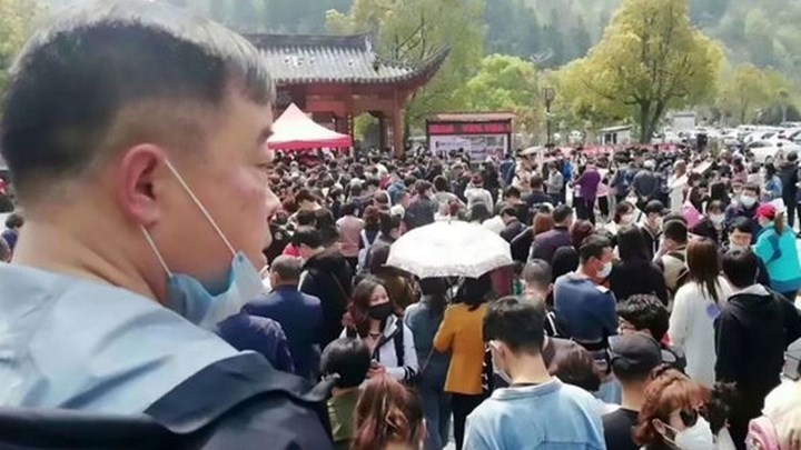 Χιλιάδες Κινέζοι κατέκλυσαν το εθνικό πάρκο μετά τη χαλάρωση των μέτρων – ΦΩΤΟ –ΒΙΝΤΕΟ
