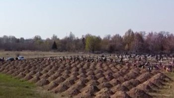 Κορονοϊός- Το… τερμάτισε Ουκρανός δήμαρχος: Σκάβει τάφους για να πείσει τους δημότες να τηρήσουν τα μέτρα