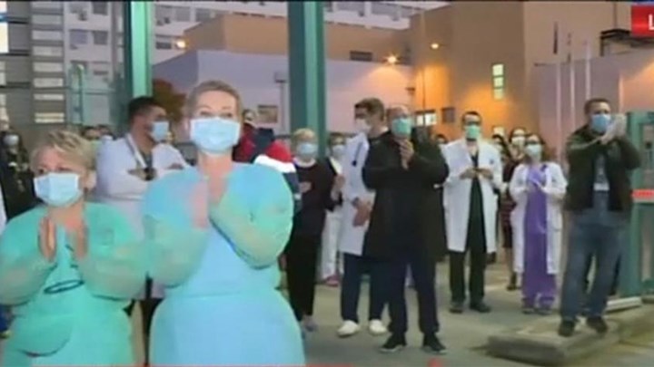 Πυροσβέστες “υποκλίθηκαν” σε γιατρούς και νοσηλευτές του ΑΧΕΠΑ – ΒΙΝΤΕΟ