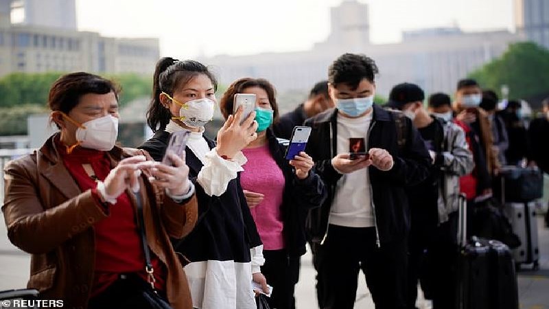 Κορονοϊός: Τέλος η καραντίνα στη Γουχάν – Χαμόγελα ανακούφισης πίσω από τις μάσκες – ΦΩΤΟ