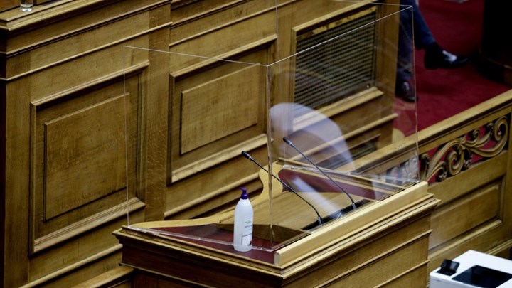 Κορονοϊός: Το εσωτερικό της Βουλής άλλαξε – Τοποθετήθηκε plexiglass στο βήμα  – ΦΩΤΟ
