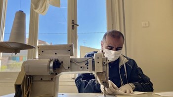 Τρίκαλα: Οικογένεια προσφύγων ράβει μάσκες προφύλαξης από τον κορονοϊό – ΦΩΤΟ