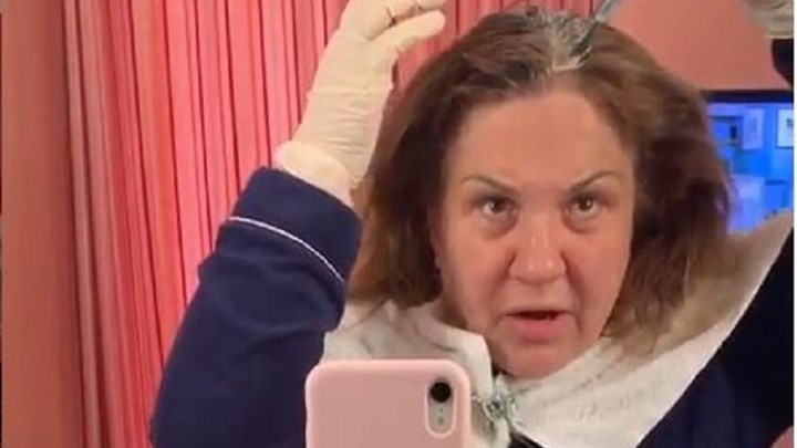 Η Δέσποινα Μοιραράκη σε ρόλο… κομμώτριας – Οδηγίες για το πώς θα βάψουμε τα μαλλιά μας – ΒΙΝΤΕΟ