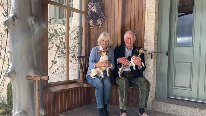 Ο πρίγκιπας Κάρολος και η Καμίλα γιορτάζουν 15 χρόνια γάμου – Η ΦΩΤΟ που δημοσίευσαν για την επέτειο τους