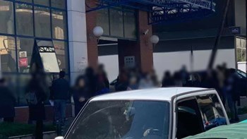 Ξάνθη: Συνωστισμός και ουρές έξω από τη ΔΟΥ – ΦΩΤΟ