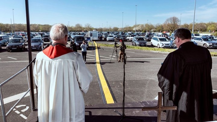 Γερμανία: Ακολουθία της Μ. Παρασκευής σε drive-in λόγω κορονοϊού