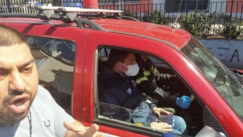 Ο έντονος διάλογος πολιτών με τον Νίκο Χαρδαλιά σε οικισμό Ρομά στη Λάρισα: “Γιατί μας βάλατε σε καραντίνα;” – ΒΙΝΤΕΟ