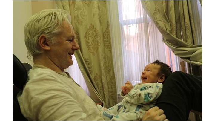 Τζούλιαν Ασάνζ: Απέκτησε δύο παιδιά με συνήγορό του όσο βρισκόταν στην πρεσβεία του Ισημερινού – ΦΩΤΟ