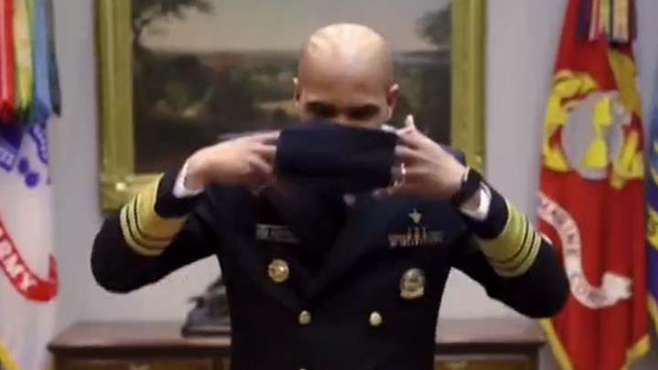 Κορονοϊός: Πώς από ένα T-Shirt θα φτιάξετε τη δική σας μάσκα μέσα σε 45 δευτερόλεπτα – BINTEO