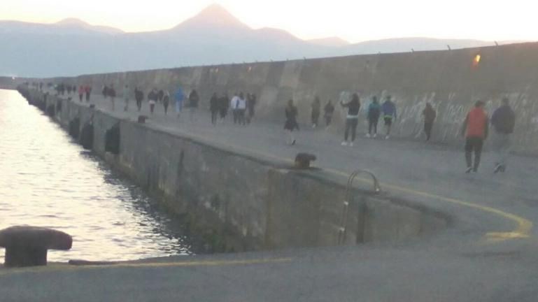 Ηράκλειο: Έκλεισε ο βόρειος λιμενοβραχίονας – Περπατούσαν ταυτόχρονα έως και 2.000 άτομα – ΦΩΤΟ