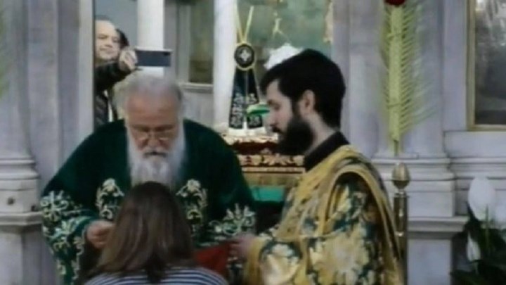 Κορονοϊός: Πιστοί κοινώνησαν εν μέσω της πανδημίας – Μπροστά σε στελέχη της Αυτοδιοίκησης – ΦΩΤΟ