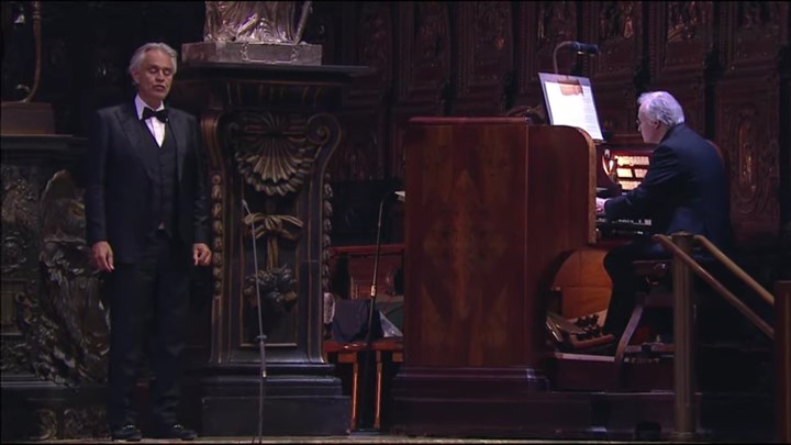 Κορονοϊός: Ανατριχιαστική ερμηνεία του Αντρέα Μποτσέλι στον άδειο καθεδρικό ναό Ντουόμο στο Μιλάνο