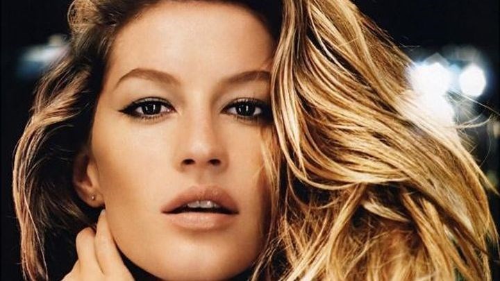 Ζιζέλ: Στην παραλία με την οικογένεια της – Το φιλί στον σύζυγό της – ΦΩΤΟ