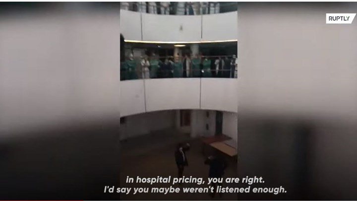 Γαλλία: Χαμός στα social media για την “κατσάδα” Μακρόν σε νοσηλεύτρια – BINTEO