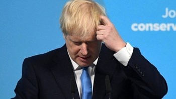 Κορονοϊός: Στο εξοχικό με τη σύντροφό του ο Μπόρις Τζόνσον μετά το εξιτήριο – ΒΙΝΤΕΟ