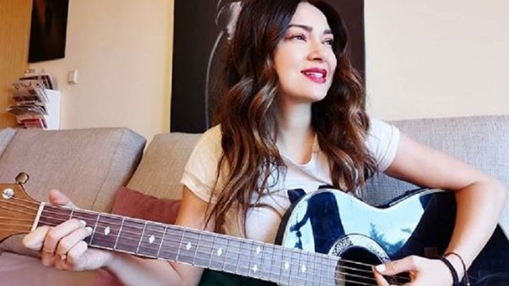 Η Αποστολία Ζώη τραγουδά για το Πάσχα με τους φίλους στο χωριό και τα… μπλόκα – ΒΙΝΤΕΟ