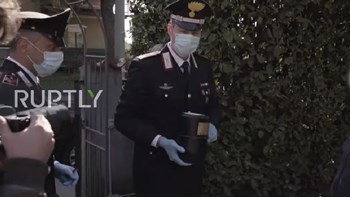 Κορονοϊός – Δράμα χωρίς τέλος στην Ιταλία: Αστυνομικοί μοιράζουν τεφροδόχους στις οικογένειες των θυμάτων