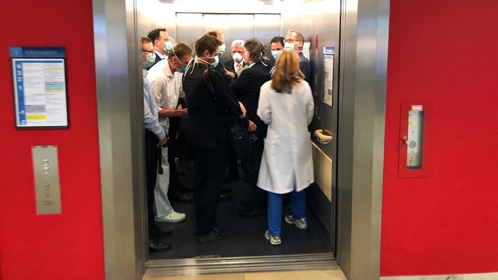 Σάλος στη Γερμανία: Ο υπουργός Υγείας απαθανατίστηκε σε ασανσέρ νοσοκομείου που ήταν ασφυκτικά γεμάτο
