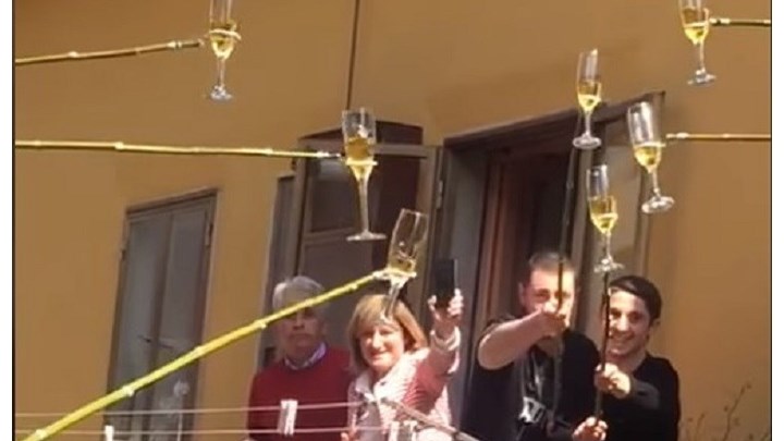 Ιταλία: Βρήκαν τον τρόπο να τσουγκρίσουν τα ποτήρια τους… από τα μπαλκόνια – ΒΙΝΤΕΟ