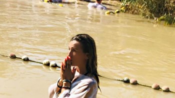 Δεβετζή: Το μήνυμά της για το Πάσχα και οι φωτό από τη βάπτισή της στον Ιορδάνη ποταμό