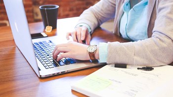 Κορονοϊός: Νέες προθεσμίες για τα 600 ευρώ και την τηλεκατάρτιση για τους επιστήμονες