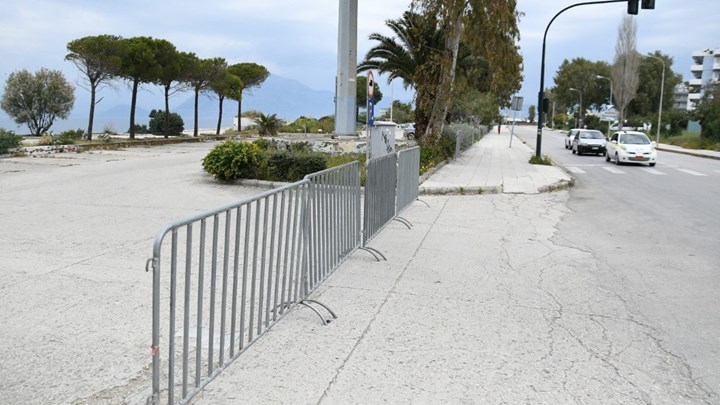 Πάτρα: Μπήκαν κιγκλιδώματα και στην παραλιακή οδό της Ηρώων Πολυτεχνείου