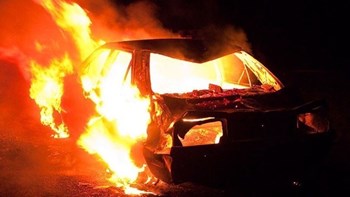 Κορονοϊός: Έκαψαν αυτοκίνητα σε Θεσσαλονίκη και Φυλή Αττικής εν μέσω καραντίνας