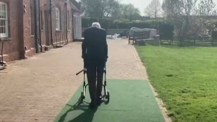 Κορονοϊός: Ο 99χρονος με το “Πι” που μάζεψε περισσότερα από 13 εκατ. ευρώ – ΒΙΝΤΕΟ