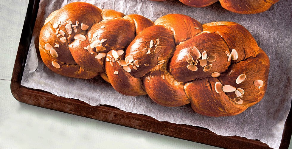 Πάσχα 2020: Τρεις εύκολες συνταγές για λαχταριστό τσουρέκι – ΒΙΝΤΕΟ